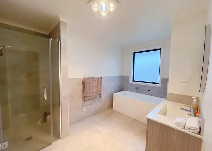 Sunshine Brand New 4 Bedroom House * ロトルア