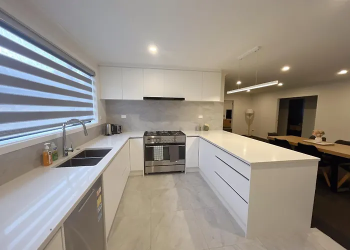 Sunshine Brand New 4 Bedroom House ロトルア