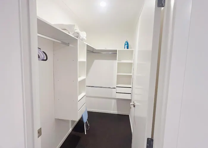 Sunshine Brand New 4 Bedroom House ロトルア