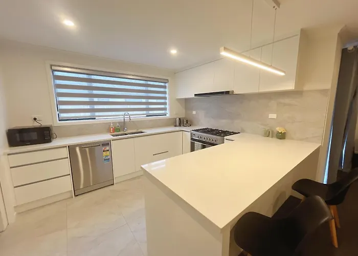 Sunshine Brand New 4 Bedroom House * ロトルア